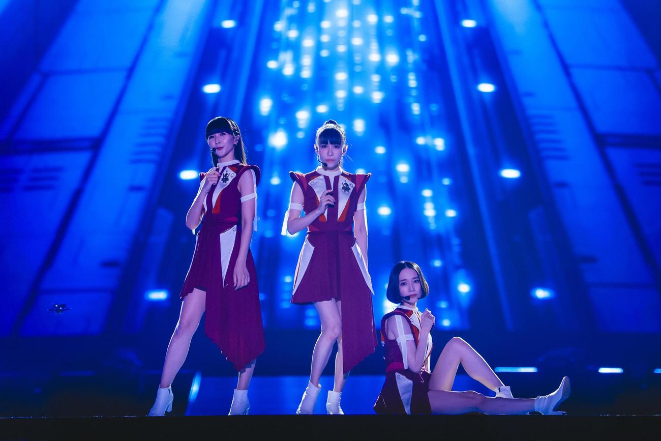 東京ドームライブでパフォーマンスをするPerfume、左からかしゆか、あ～ちゃん、のっち
