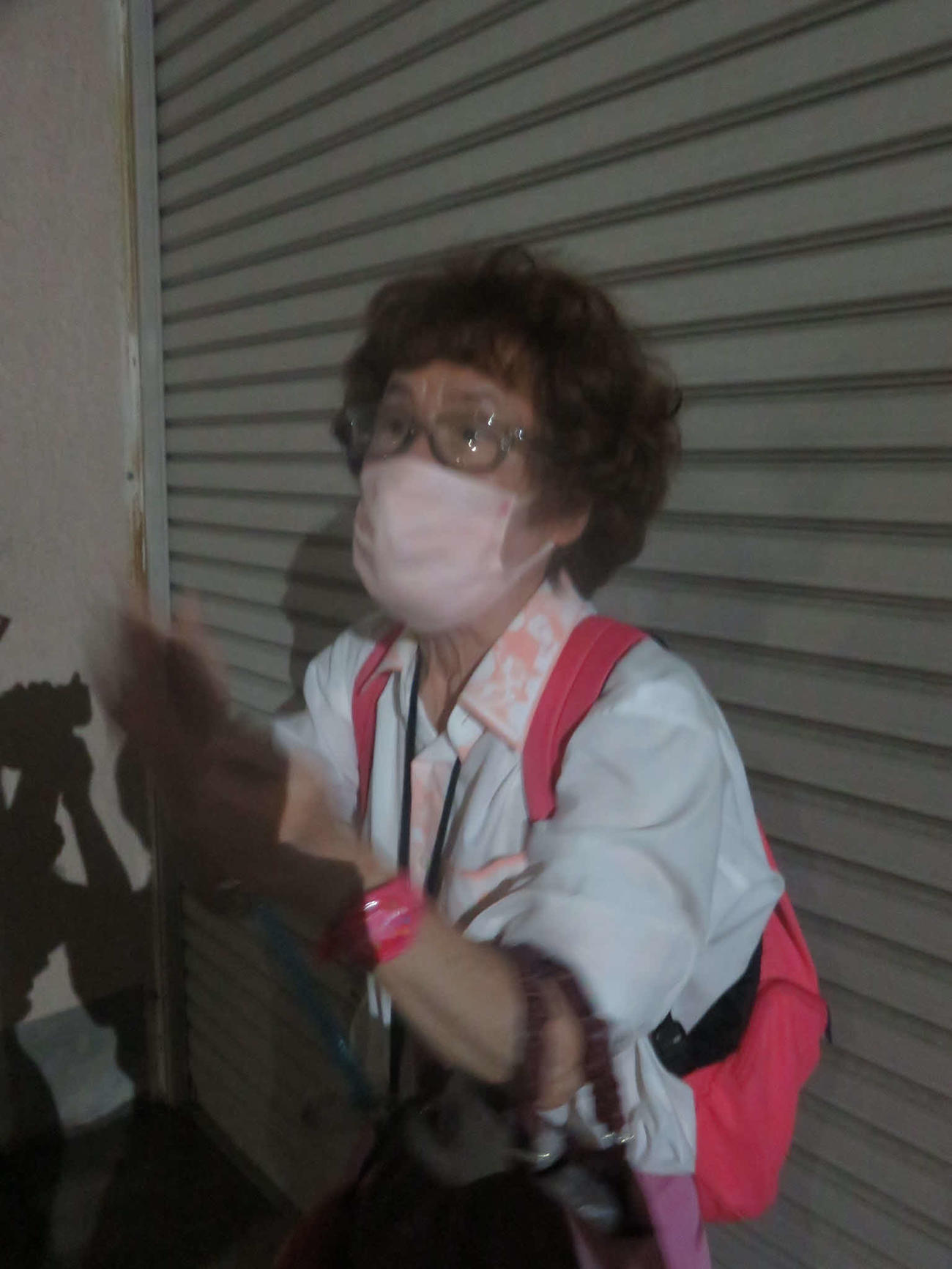 火事があった自宅マンション前で取材に応じる林家ペー（19日深夜0時）