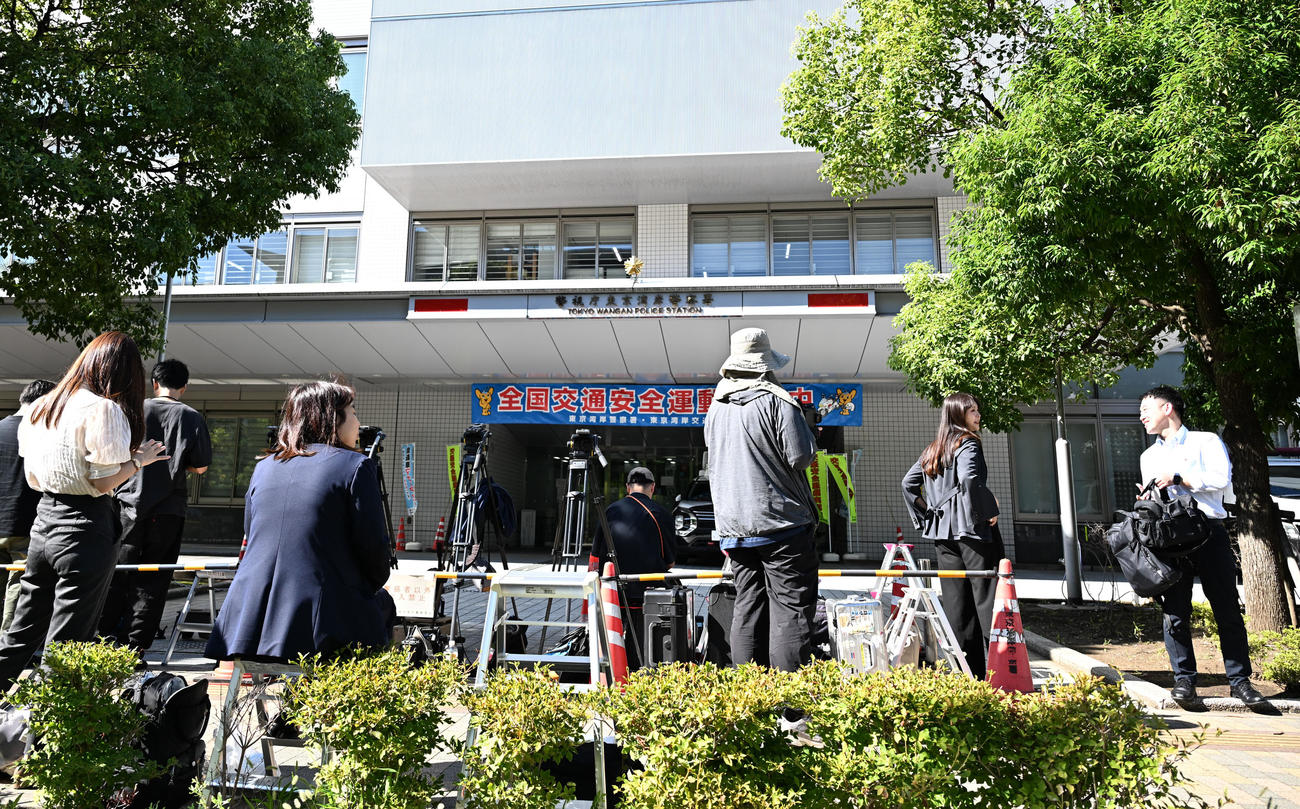 俳優の清水尋也被告の保釈を待つ大勢の報道陣（撮影・千葉一成）