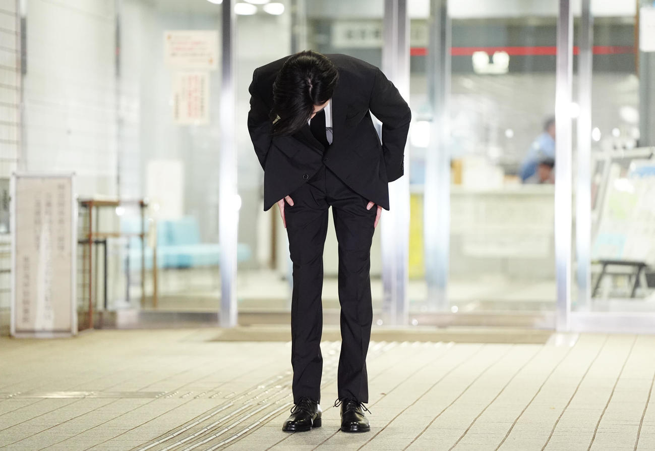 保釈され頭を下げる清水尋也被告（撮影・江口和貴）