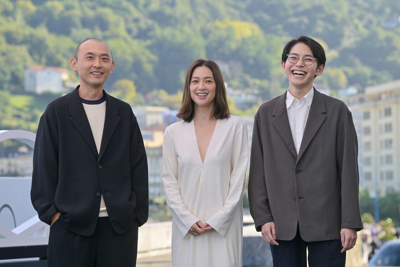サンセバスチャン映画祭コンペティション部門に出品された「災　劇場版」公式上映に参加した、左から関友太郎監督、中村アン、平瀬謙太朗監督（C）WOWOW