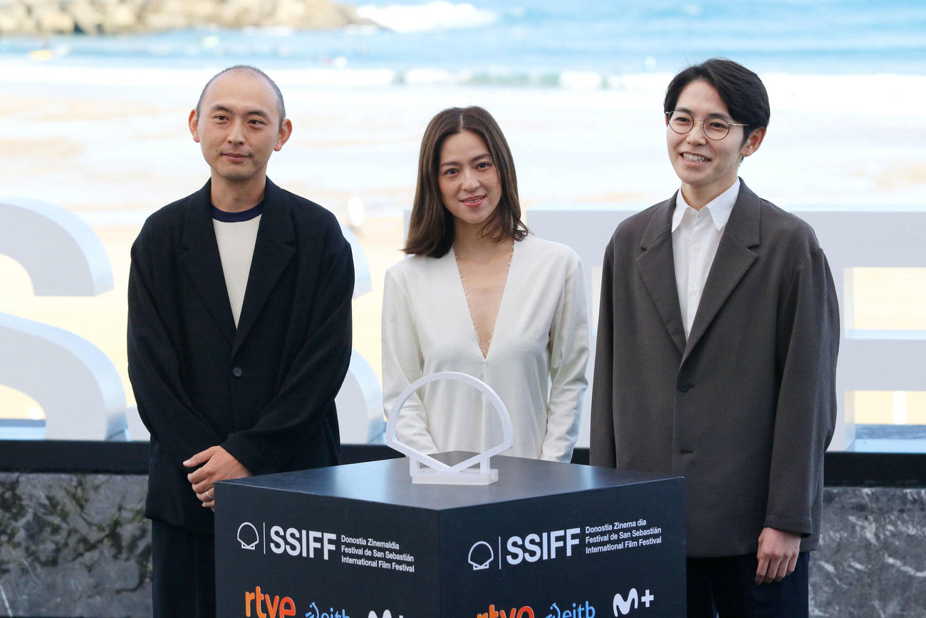 サンセバスチャン映画祭コンペティション部門に出品された「災　劇場版」公式上映に参加した、左から関友太郎監督、中村アン、平瀬謙太朗監督（C）WOWOW