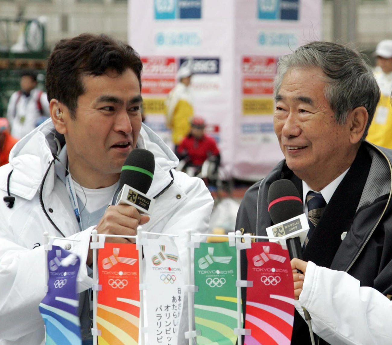 石原慎太郎知事にインタビューする石原良純（2009年3月撮影）