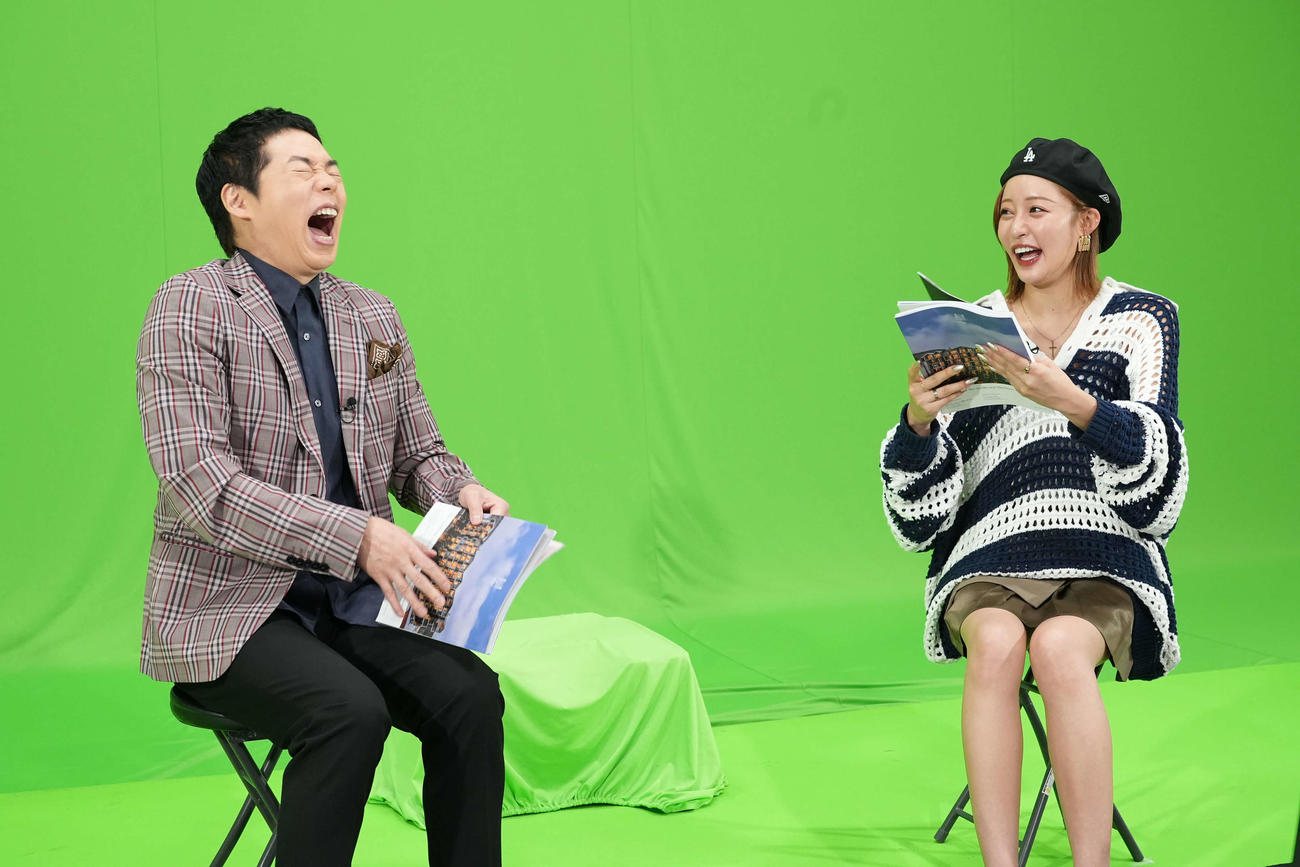 日本テレビ系特番「新ニッポン観光！～外国人起業家のNEXTビジョン～」に出演する今田耕司（左）と王林
