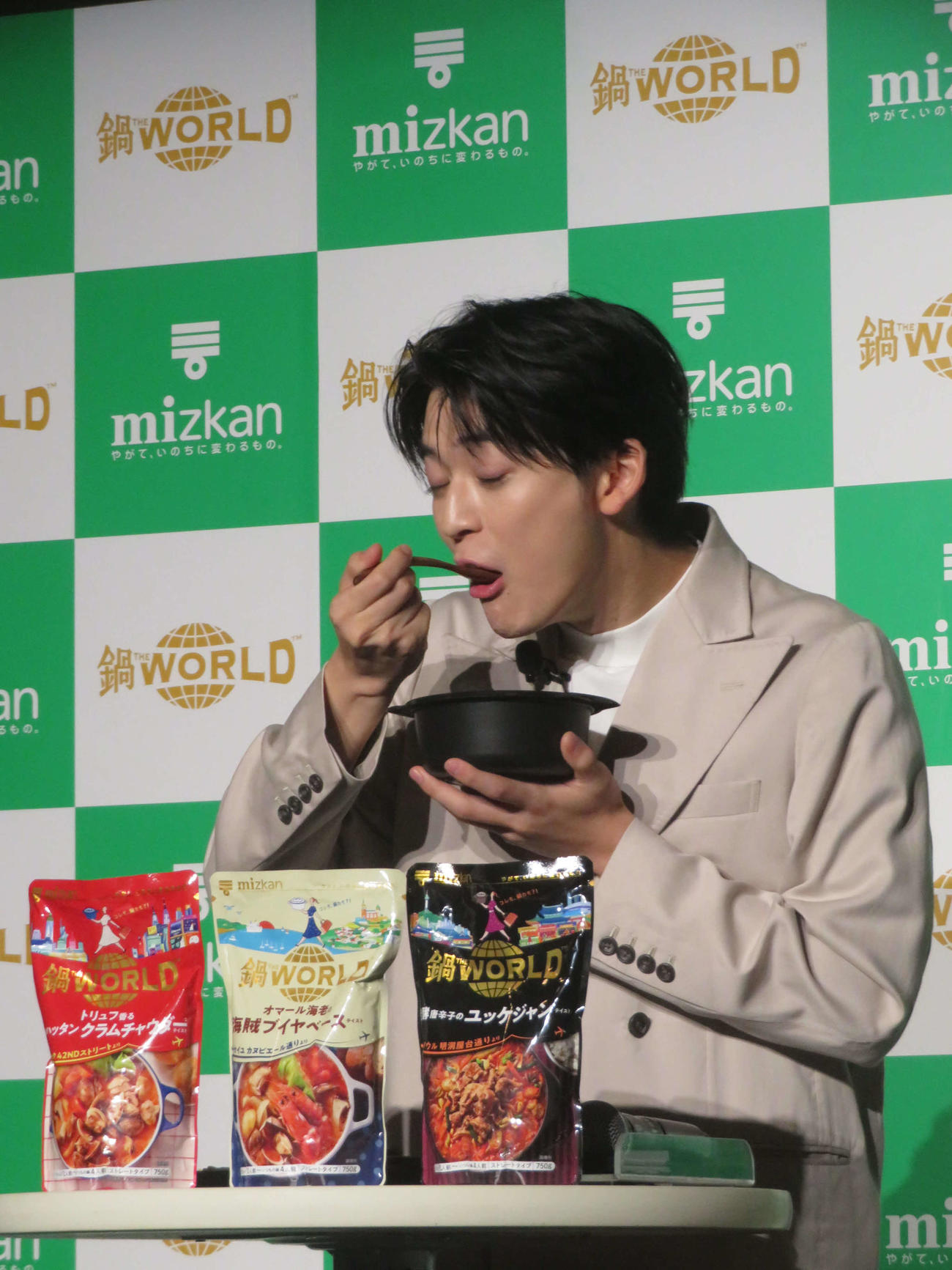 ミツカン「鍋THE WORLD」を試食する高橋文哉（撮影・川田和博）