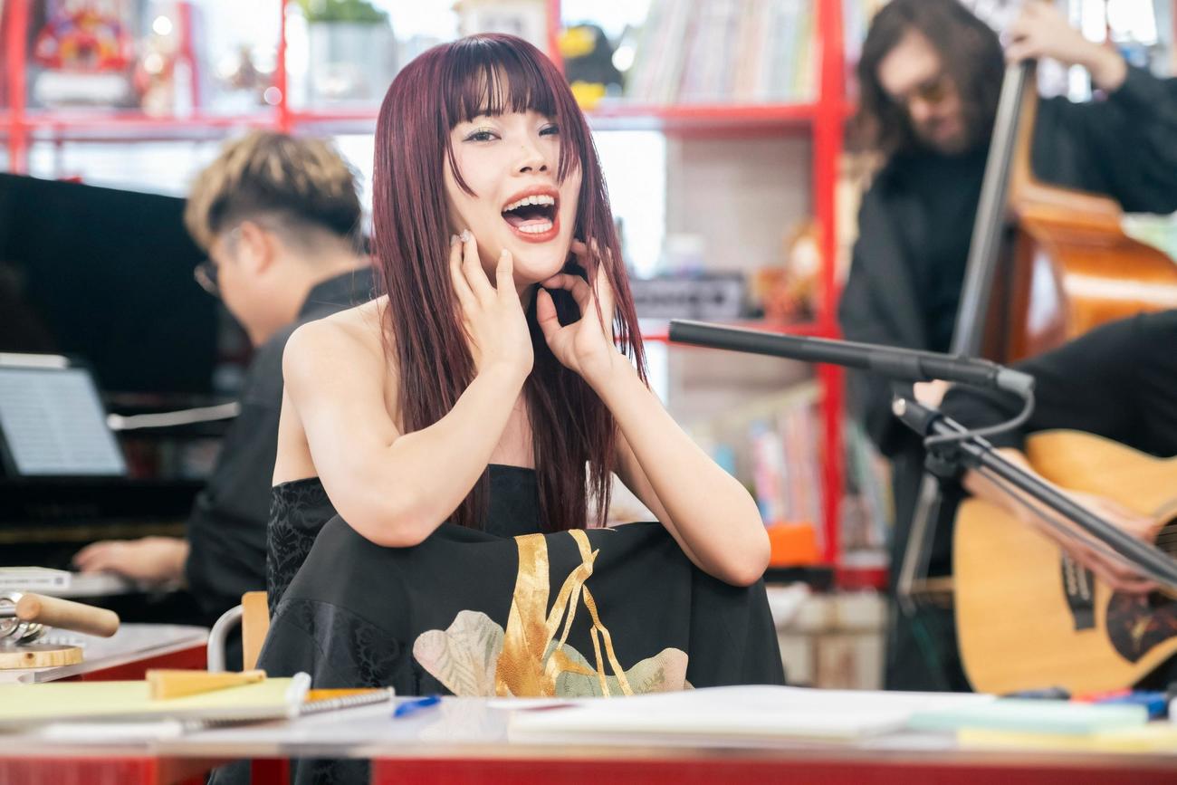 「tiny desk concerts JAPAN」収録でシャウトするアイナ・ジ・エンド（前列左）