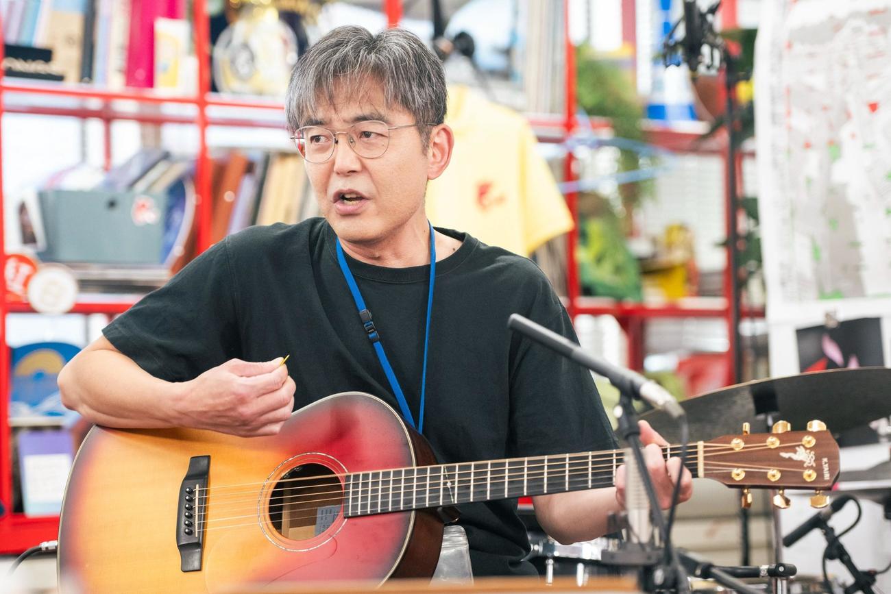 「tiny desk concerts JAPAN」収録で歌う向井秀徳