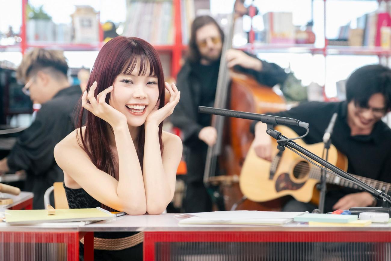 「tiny desk concerts JAPAN」収録で歌うアイナ・ジ・エンド（前列左）