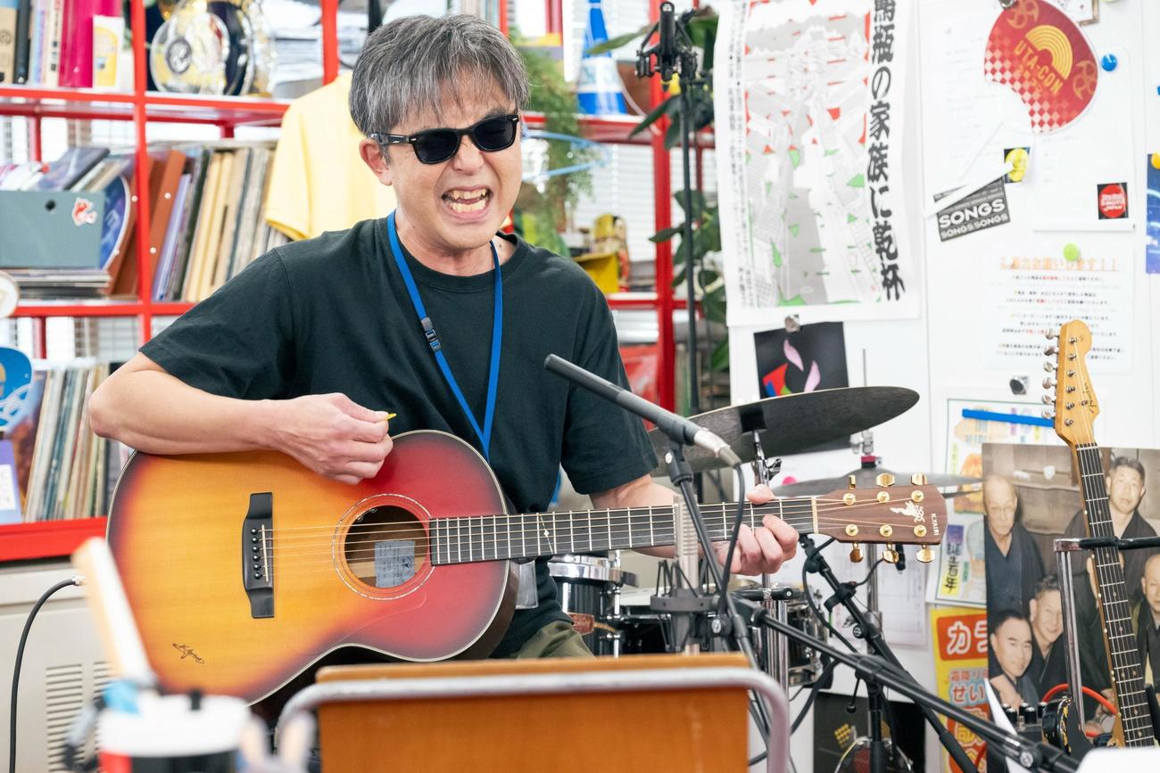「tiny desk concerts JAPAN」収録でシャウトする向井秀徳