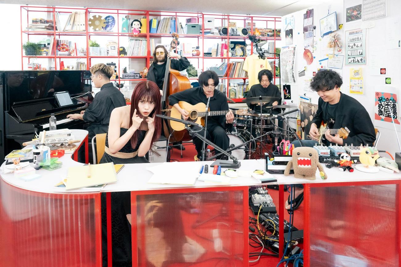 「tiny desk concerts JAPAN」収録で歌うアイナ・ジ・エンド（前列左）