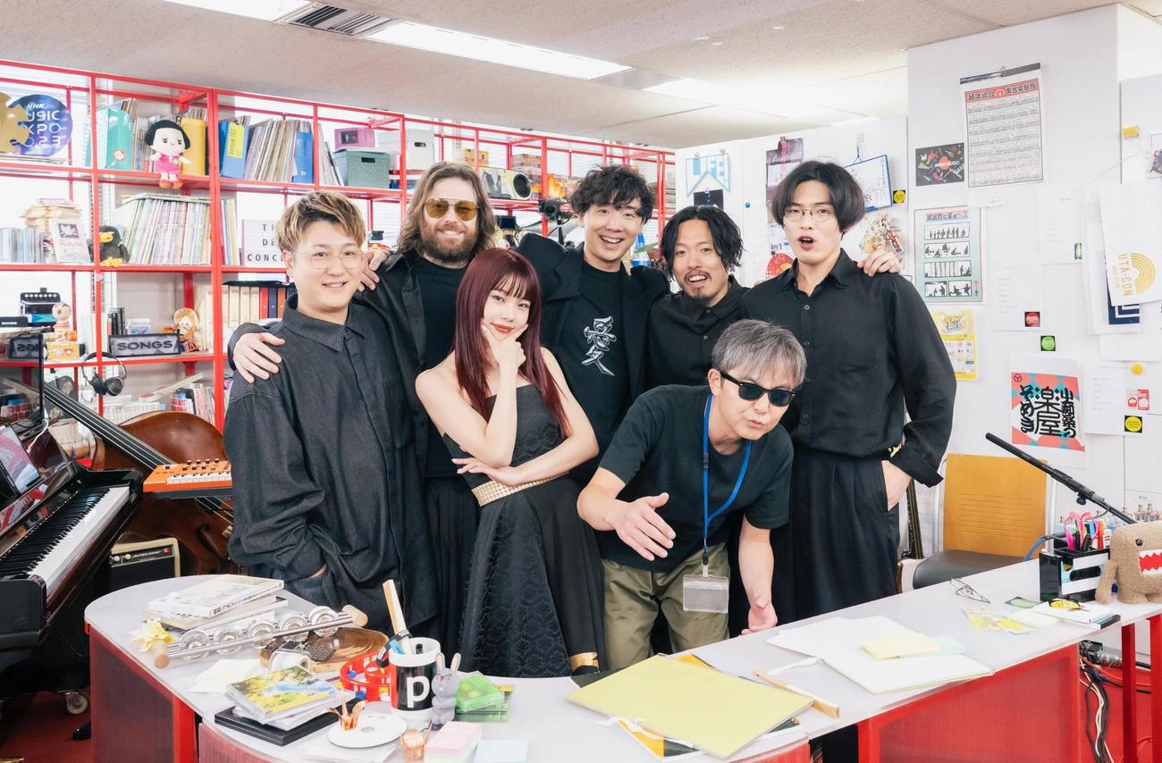 「tiny desk concerts JAPAN」収録に出席したアイナ・ジ・エンド（前列左）と向井秀徳（同右）