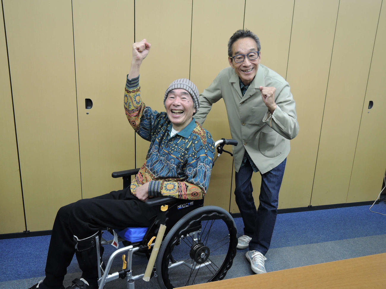 笑顔で復活をアピールしたビリー・バンバンの菅原孝さん（左）と進（2015年5月撮影）