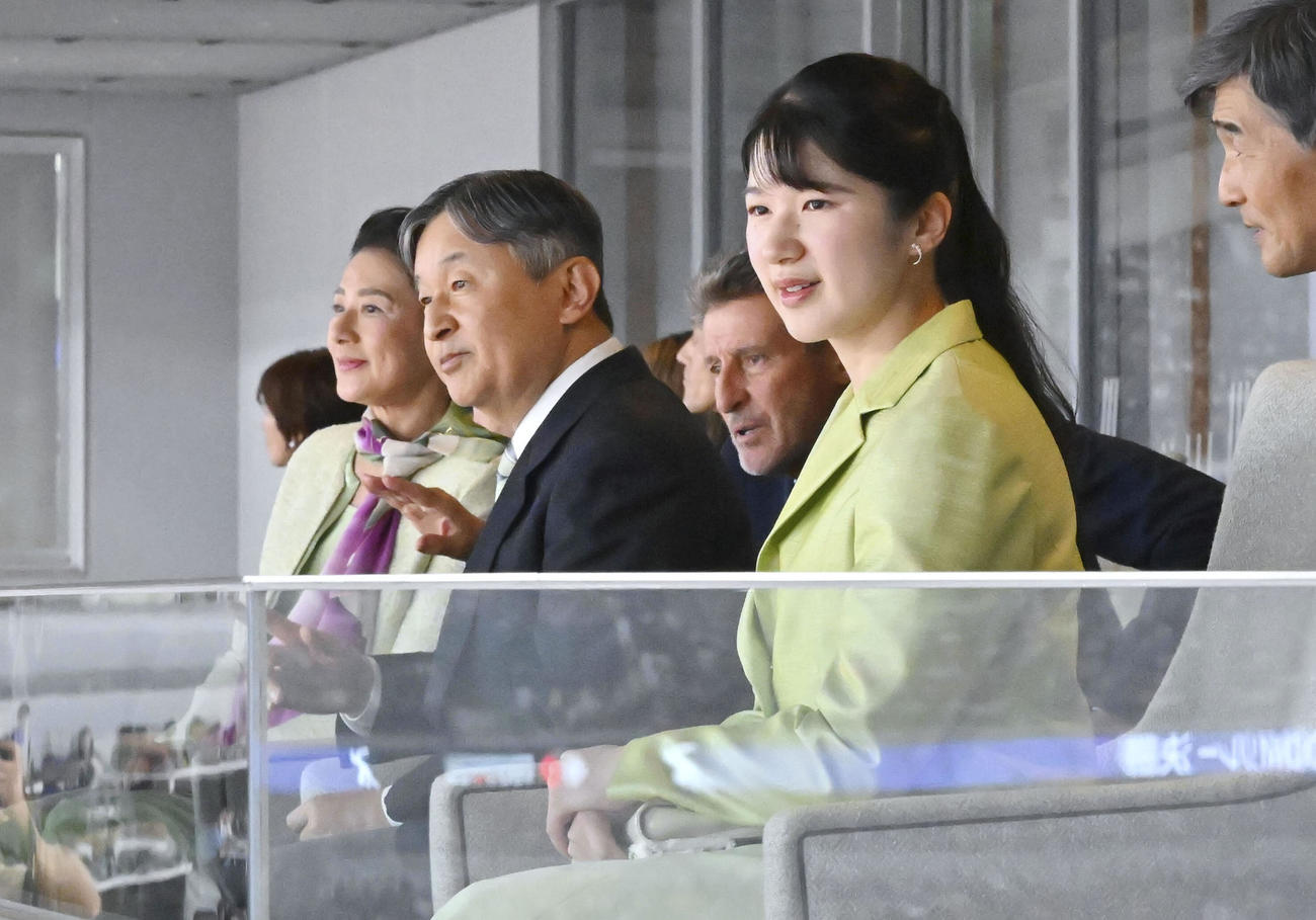陸上の世界選手権東京大会を観戦される天皇、皇后両陛下と愛子さま（代表撮影）＝25年９月21日