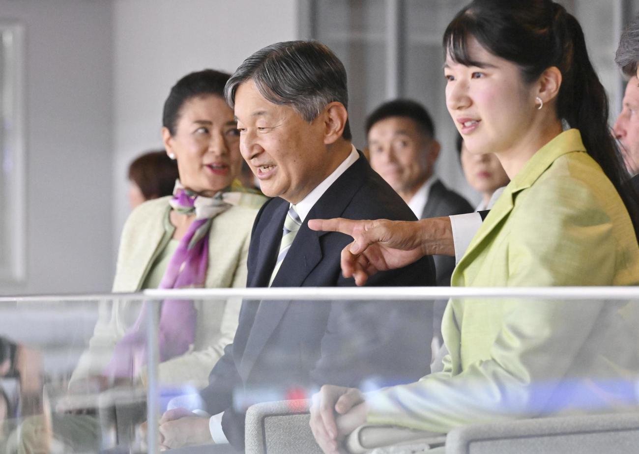 陸上の世界選手権東京大会を観戦される天皇、皇后両陛下と愛子さま（代表撮影）＝25年９月21日