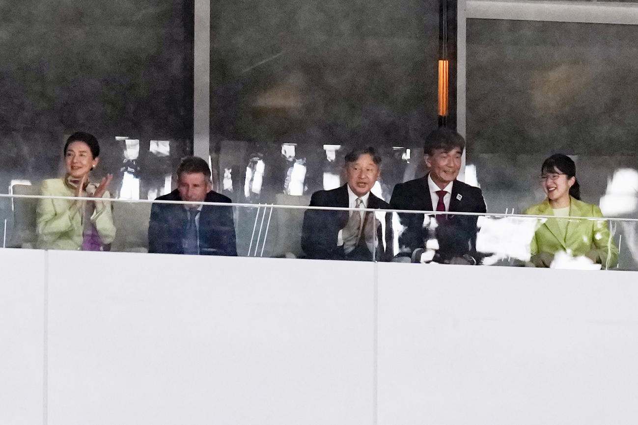 陸上の世界選手権東京大会を観戦される天皇、皇后両陛下と愛子さま（代表撮影）＝25年９月21日