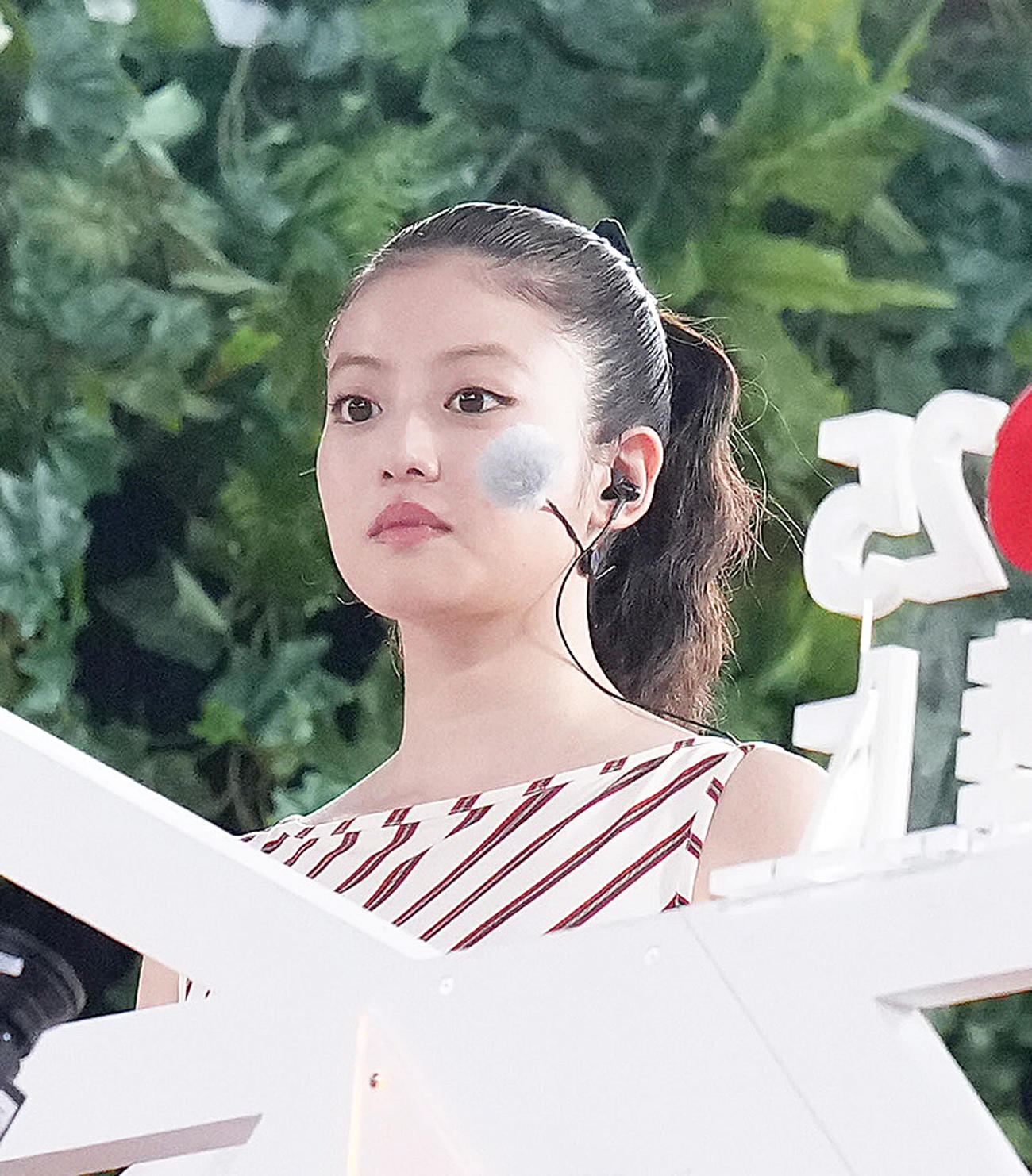 レースを見つめる今田美桜＝25年9月21日
