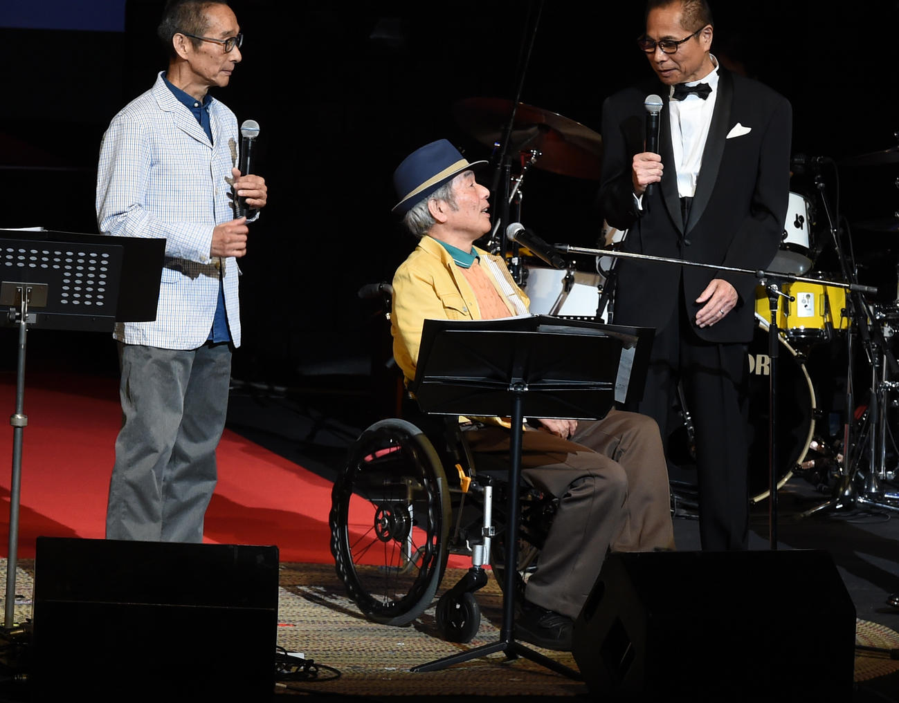 杉田二郎（右）の50周年コンサートに車いすで祝福に訪れたビリー・バンバンの菅原孝さん（中央）。左は菅原進（2017年4月）
