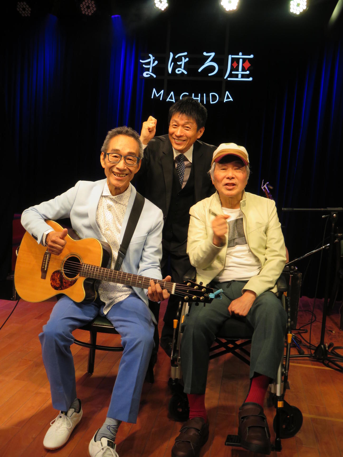 「かたりと歌でつづるビリーバンバン物語」で共演するビリー・バンバンの菅原進（左）菅原孝さん（右）と山田雅人（2019年撮影）