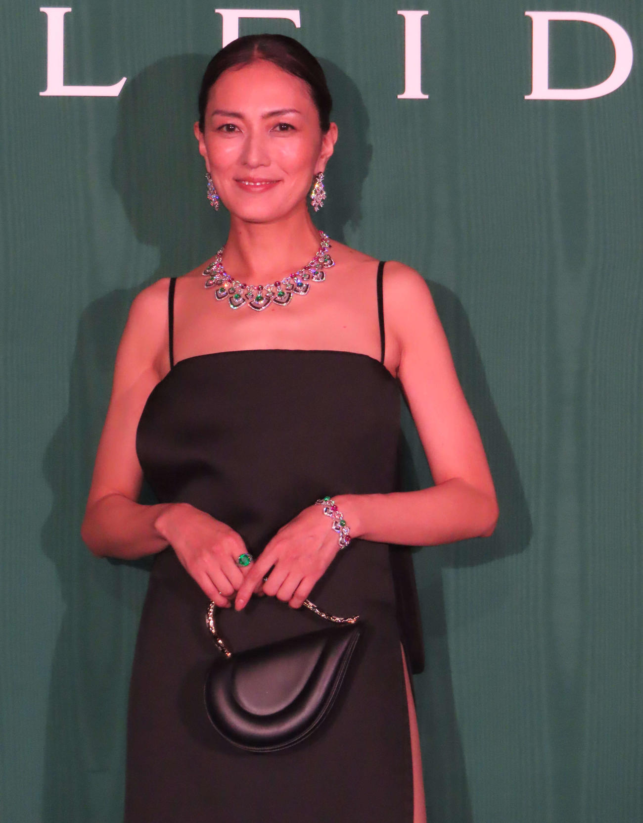 「ブルガリ　カレイドス　色彩・文化・技巧」のフォトコールに登壇した板谷由夏