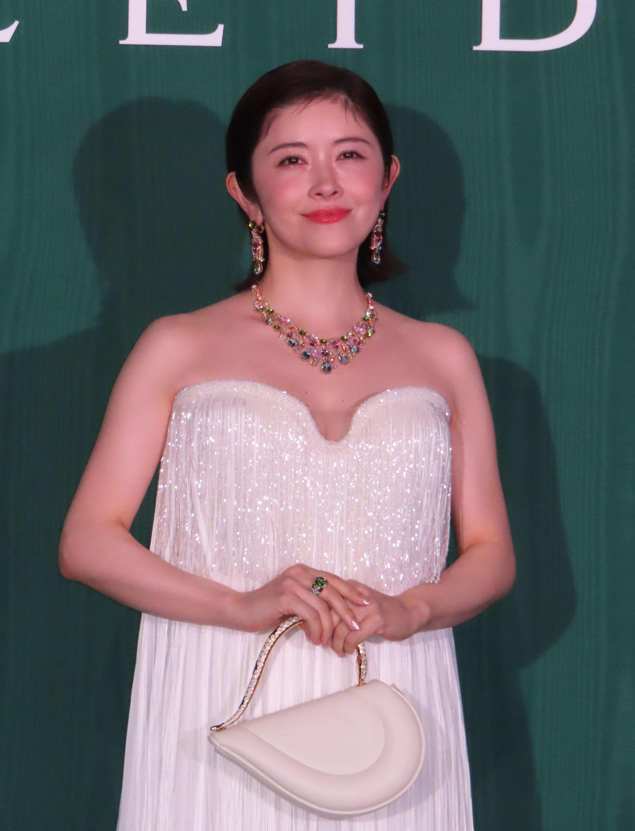 「ブルガリ　カレイドス　色彩・文化・技巧」のフォトコールに登壇した宮澤エマ