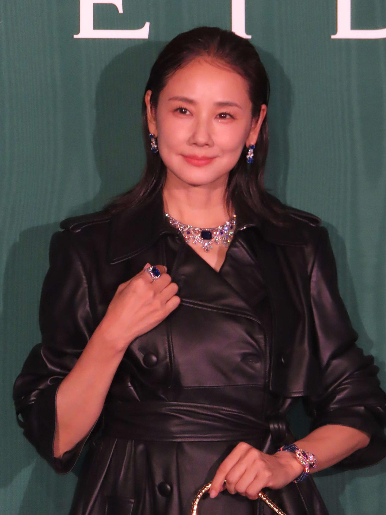 「ブルガリ　カレイドス　色彩・文化・技巧」のフォトコールに登壇した吉田羊