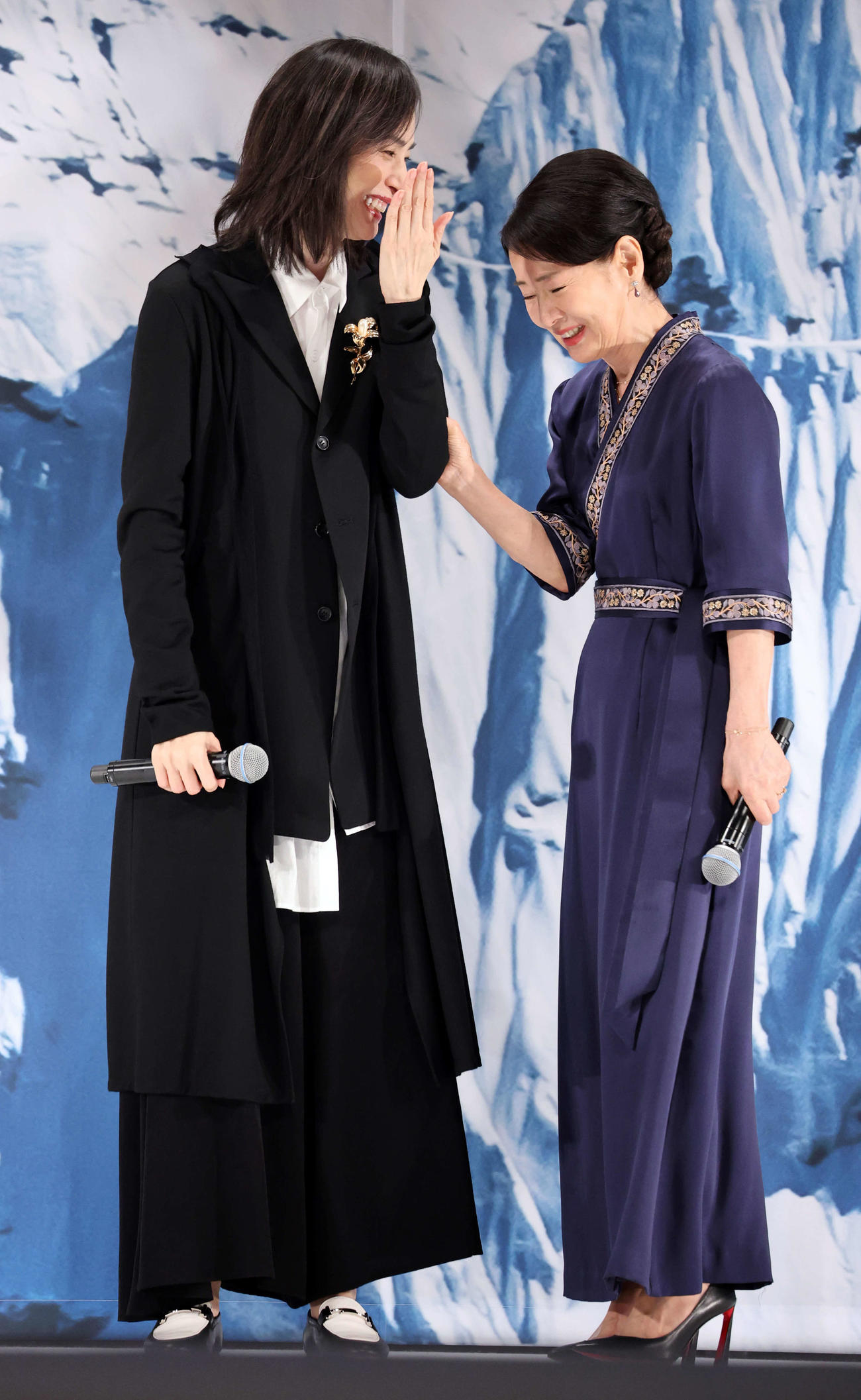 映画「てっぺんの向こうにあなたがいる」完成披露試写会でのあいさつ中、感極まって寄り添う天海祐希（左）と吉永小百合（撮影・浅見桂子）