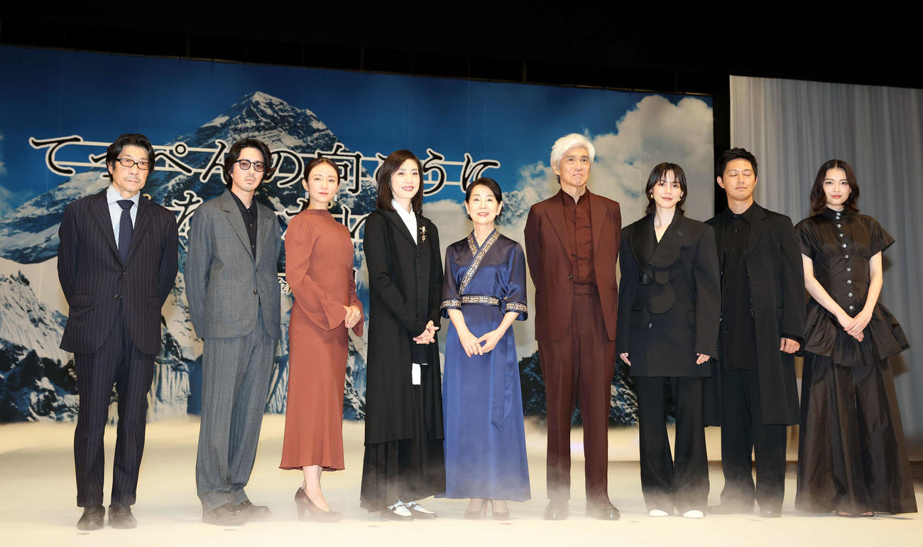 映画「てっぺんの向こうにあなたがいる」完成披露試写会で笑顔で記念撮影する、左から阪本順治監督、若葉竜也、木村文乃、天海祐希、吉永小百合、佐藤浩市、のん、工藤阿須加、芽島みずき（撮影・浅見桂子）