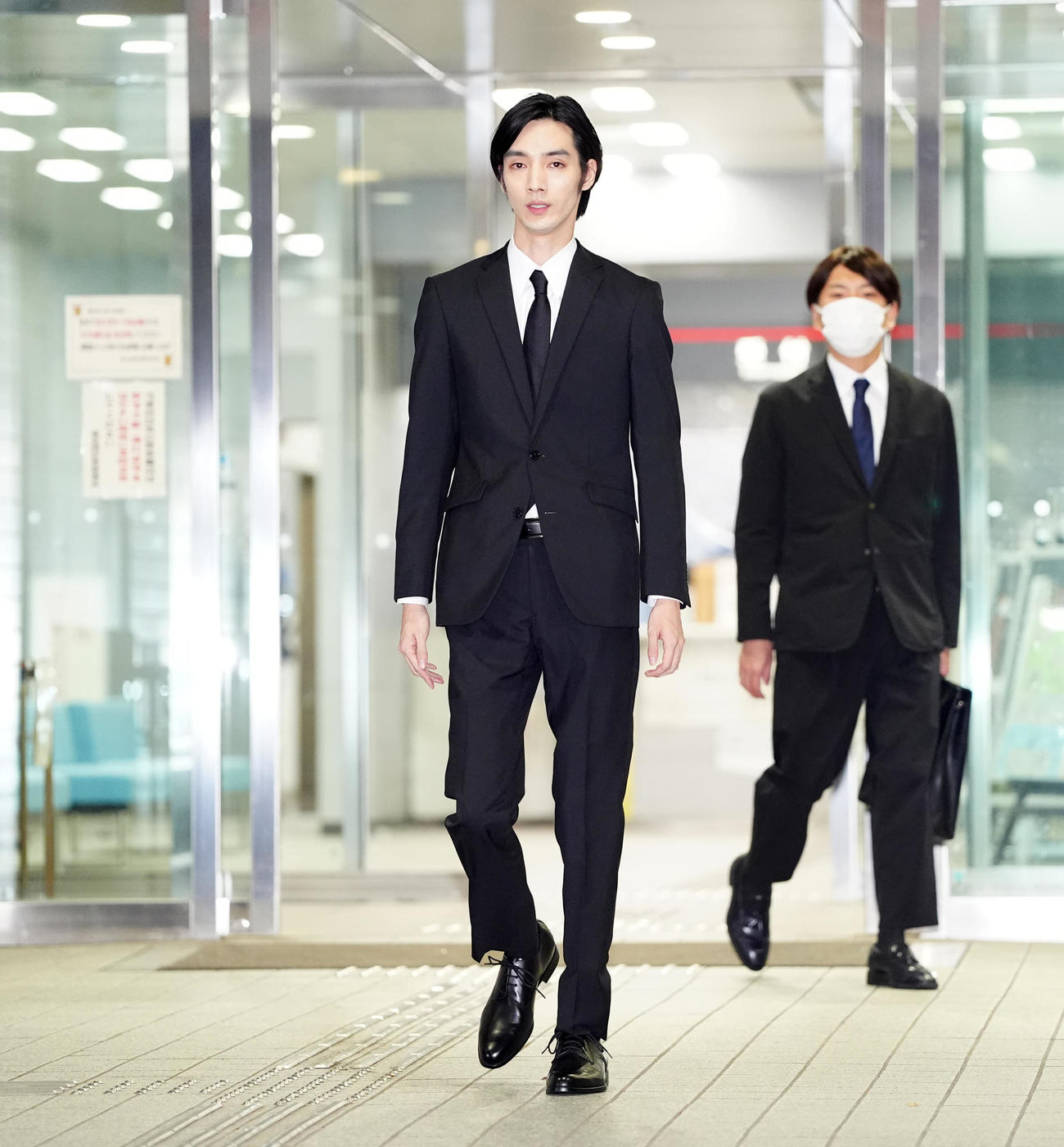保釈され東京湾岸署を出る清水尋也被告（左）＝午後7時16分（撮影・江口和貴）