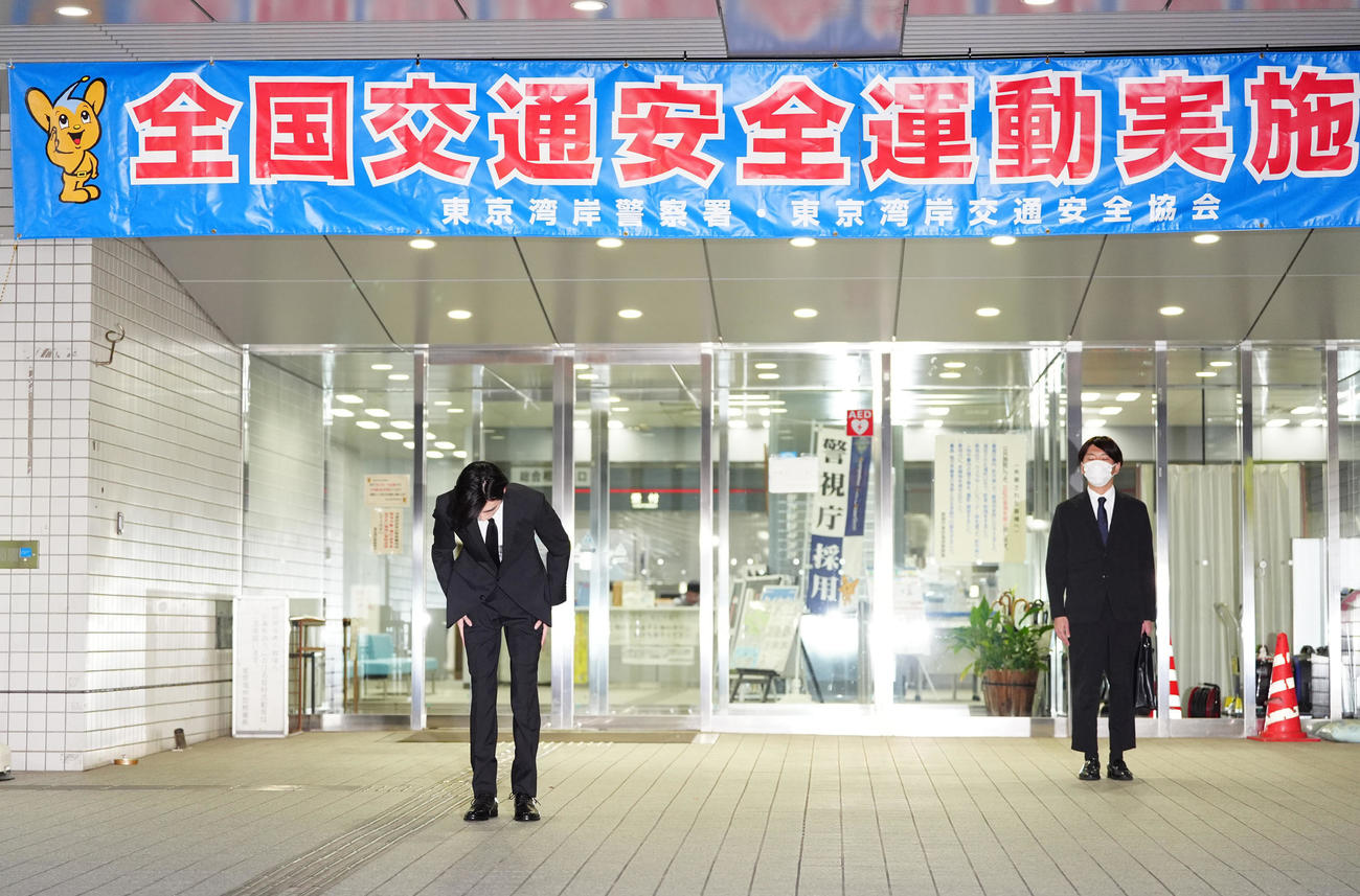 保釈され頭を下げる清水尋也被告（左）＝午後7時16分（撮影・江口和貴）