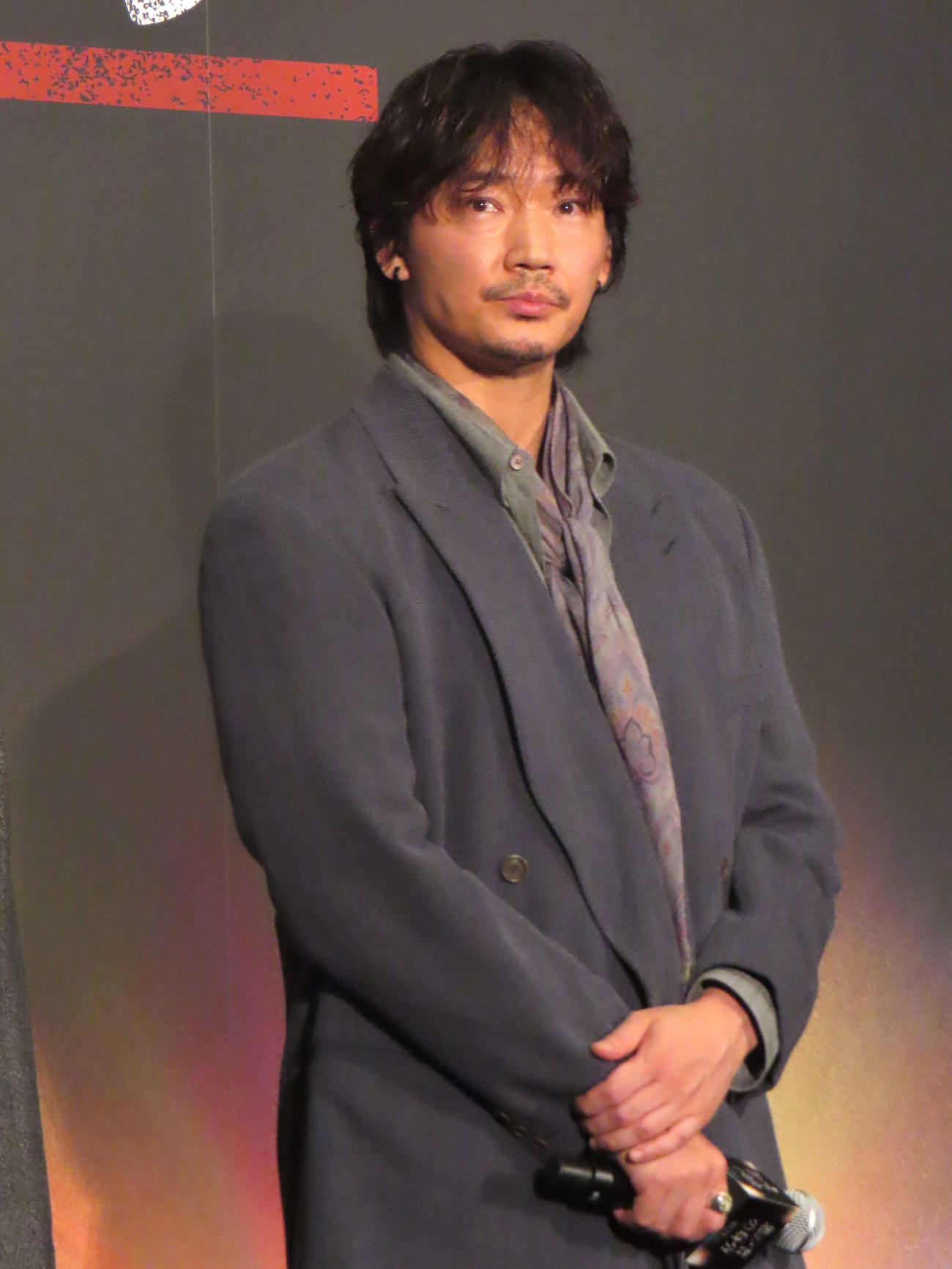 映画「愚か者の身分」完成披露試写会に登壇した綾野剛