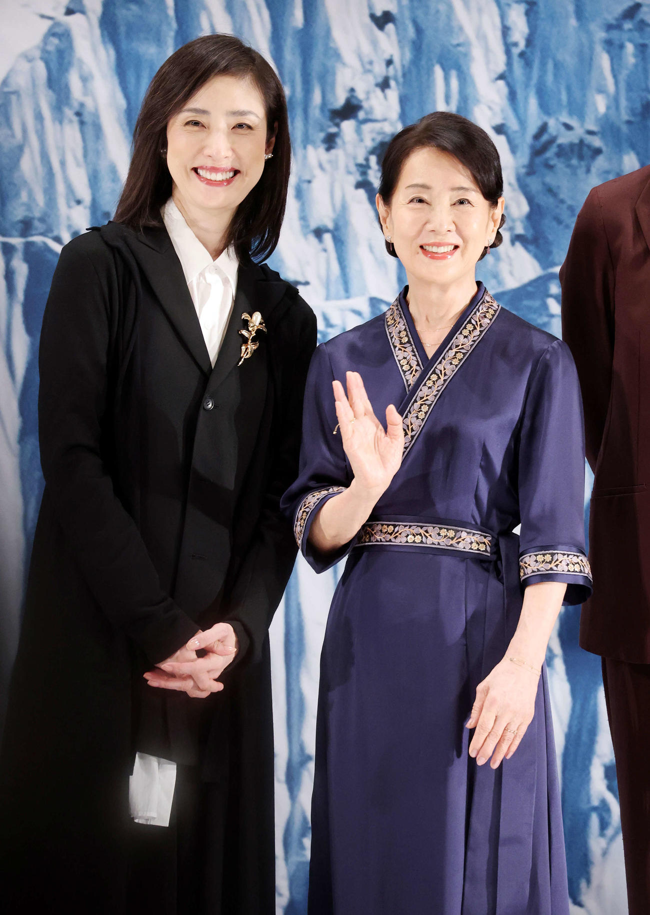 映画「てっぺんの向こうにあなたがいる」完成披露試写会で笑顔で手を振る天海祐希（左）と吉永小百合（撮影・浅見桂子）