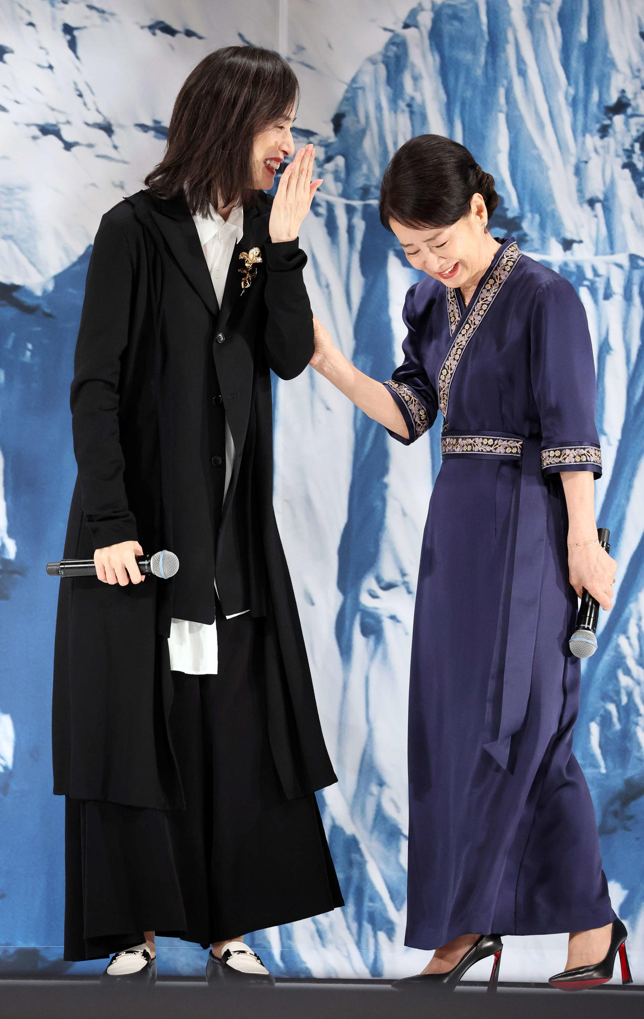 映画「てっぺんの向こうにあなたがいる」完成披露試写会でのあいさつ中、感極まって寄り添う天海祐希（左）と吉永小百合（撮影・浅見桂子）