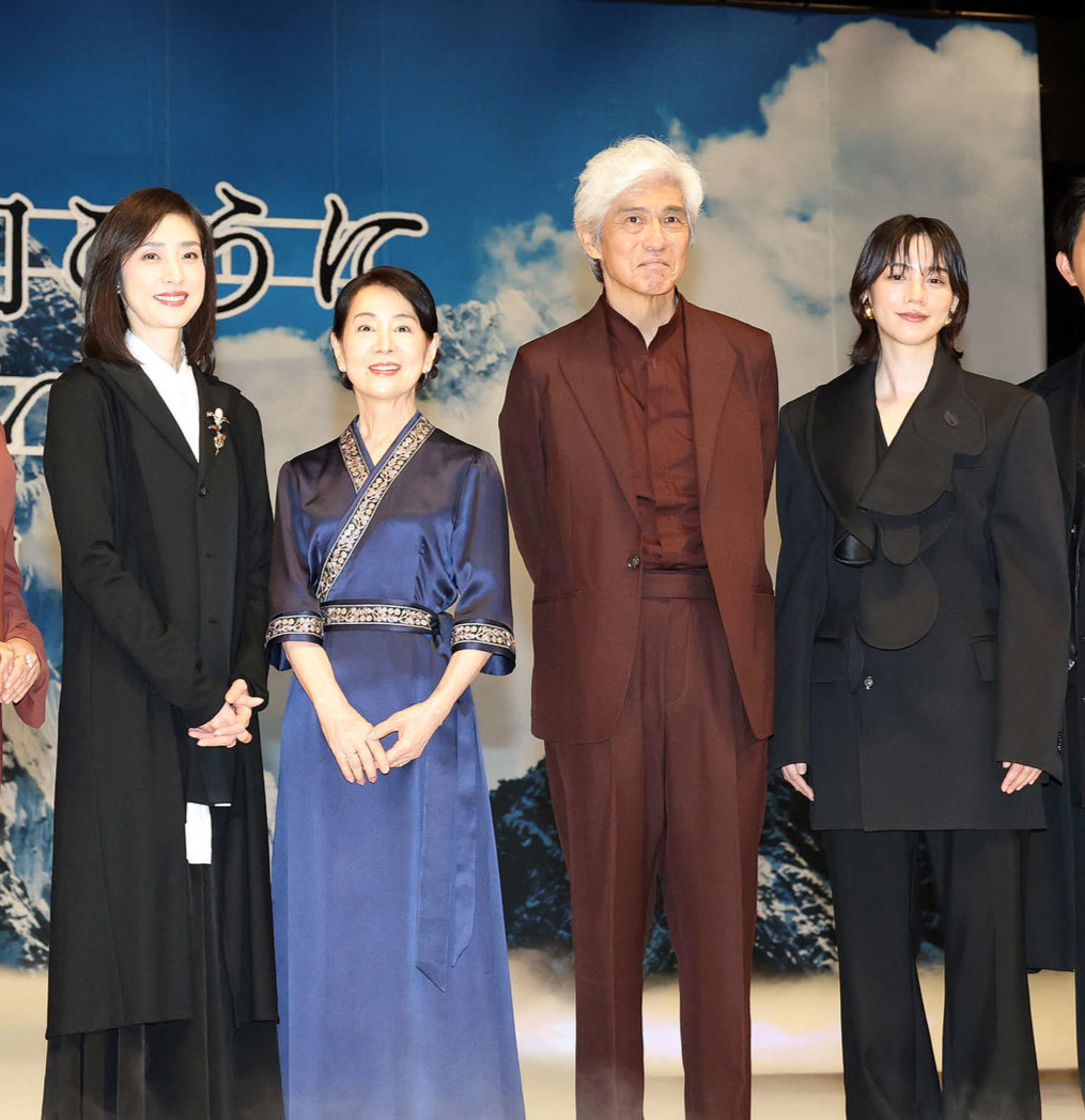 映画「てっぺんの向こうにあなたがいる」完成披露試写会で笑顔で記念撮影する、左から天海祐希、吉永小百合、佐藤浩市、のん（撮影・浅見桂子）