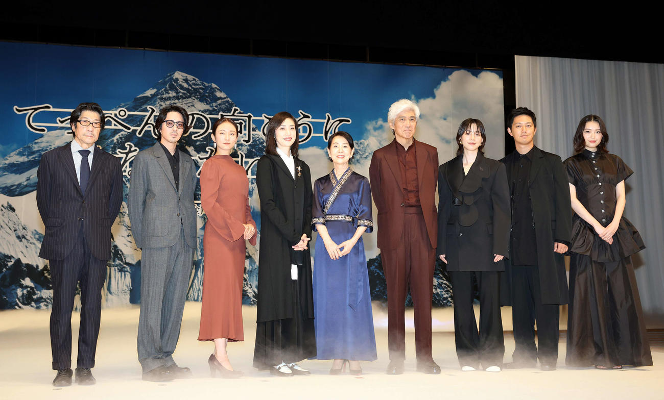映画「てっぺんの向こうにあなたがいる」完成披露試写会で笑顔で記念撮影する、左から阪本順治監督、若葉竜也、木村文乃、天海祐希、吉永小百合、佐藤浩市、のん、工藤阿須加、芽島みずき（撮影・浅見桂子）