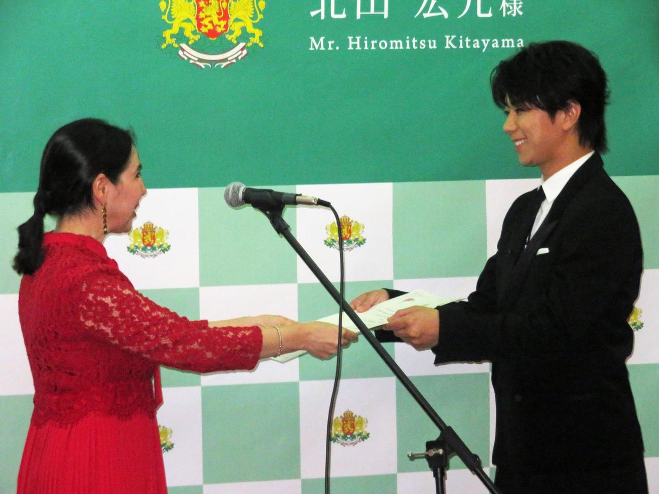 特命全権大使マリエタ・アラバジエヴァ氏（左）から任命証を授与された北山宏光（撮影・川田和博）