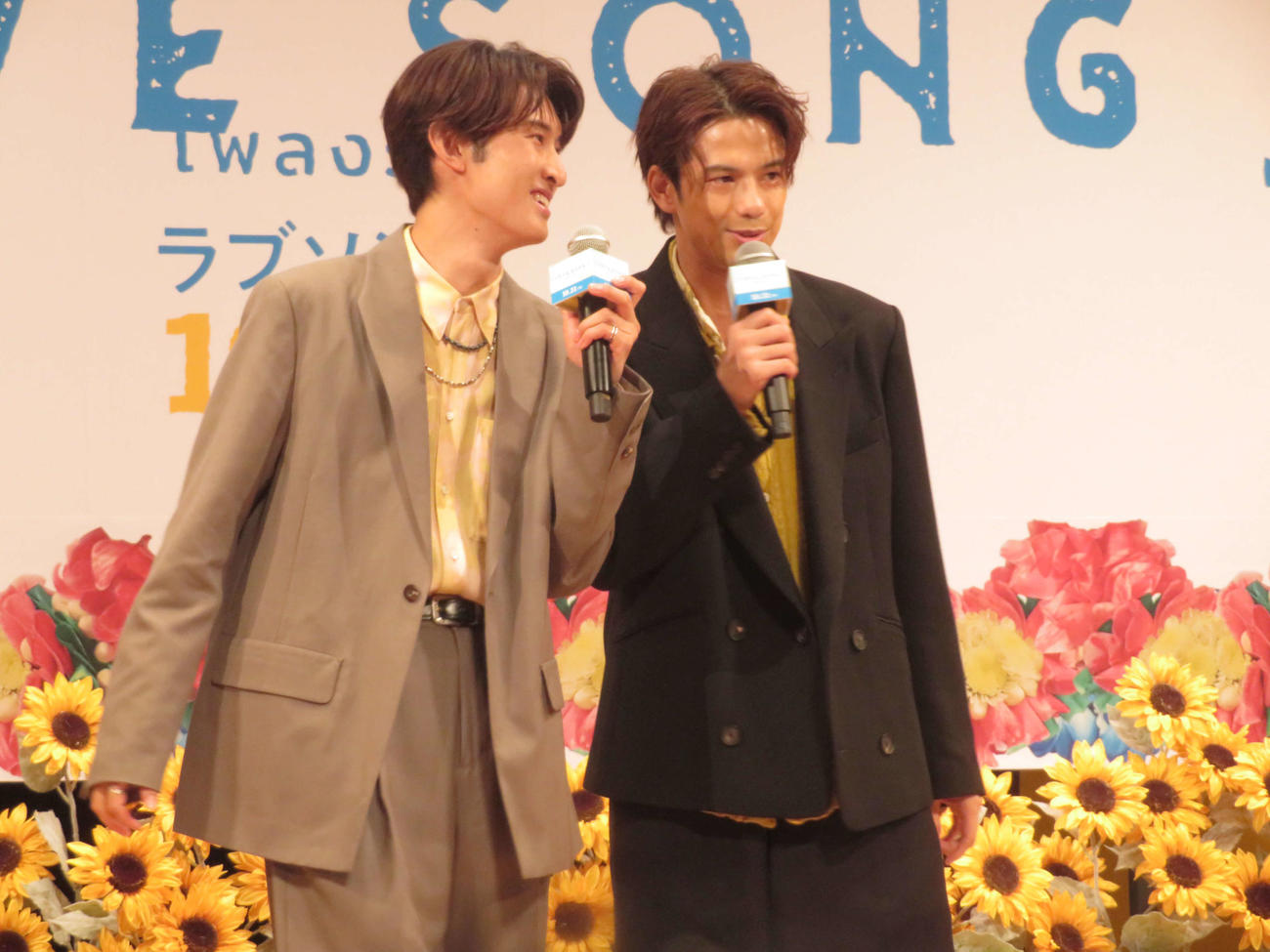 映画「（LOVE SONG）」ジャパンプレミアに登壇した向井康二（左）と森崎ウィン