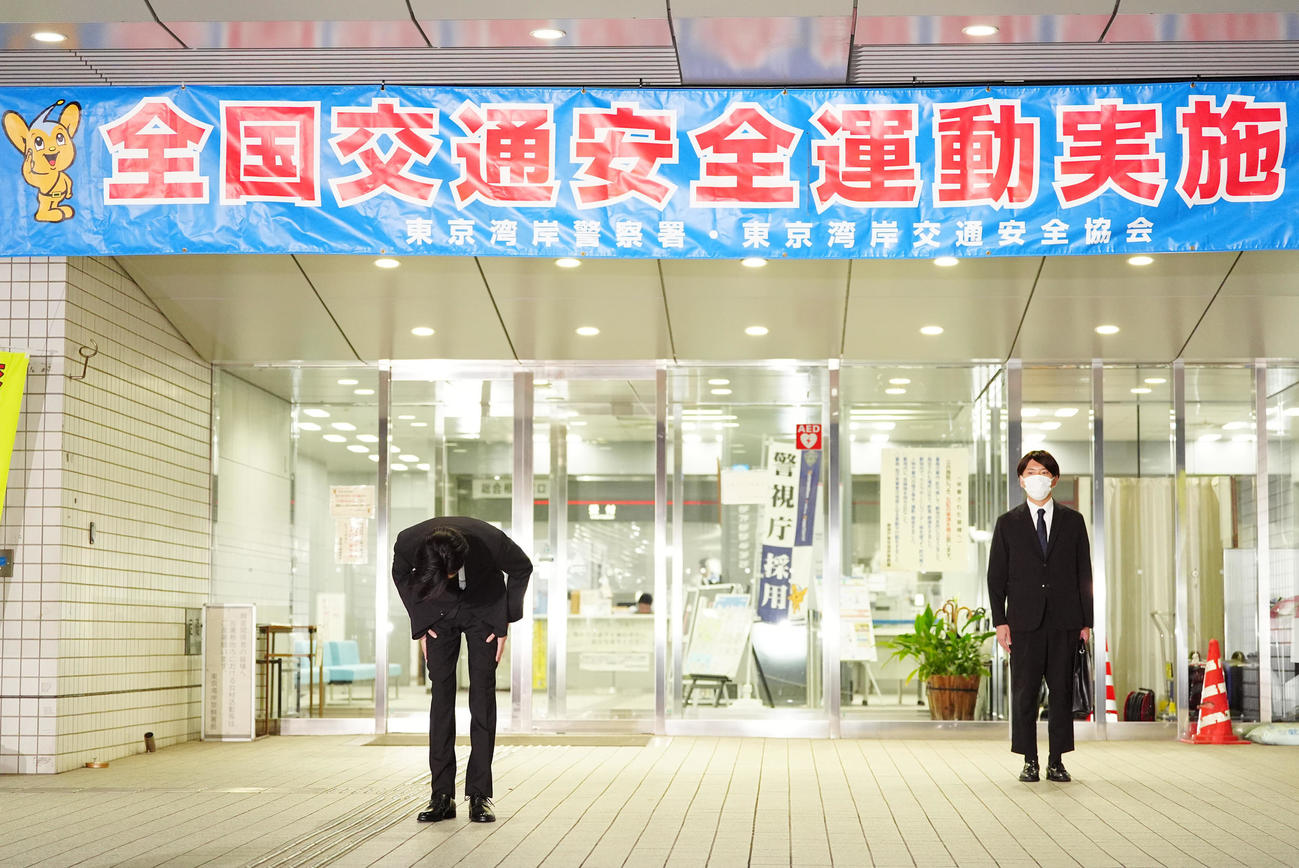 保釈され頭を下げる清水尋也被告（左）＝午後7時17分（撮影・江口和貴）