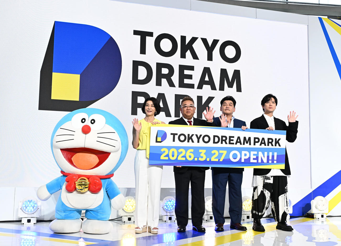 来春開業予定の複合型エンタテインメント施設「東京ドリームパーク」コンテンツ発表会に出席した、左から高嶋ちさ子、サンドウィッチマンの伊達みきお、富澤たけし、加藤シゲアキ（撮影・千葉一成）