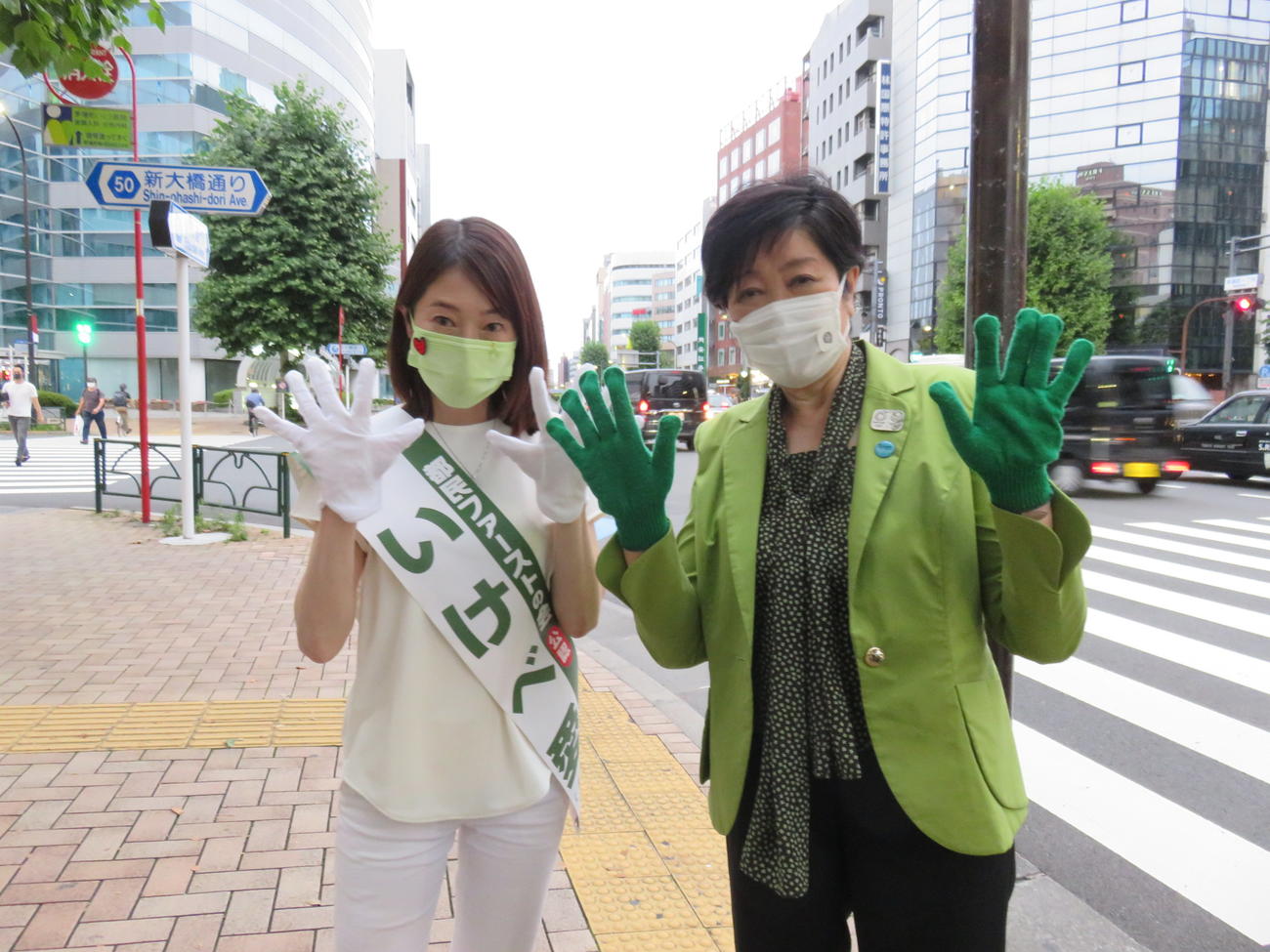 中央区から立候補する池辺愛氏（左）の応援にかけつけた小池都知事（2021年7月撮影）