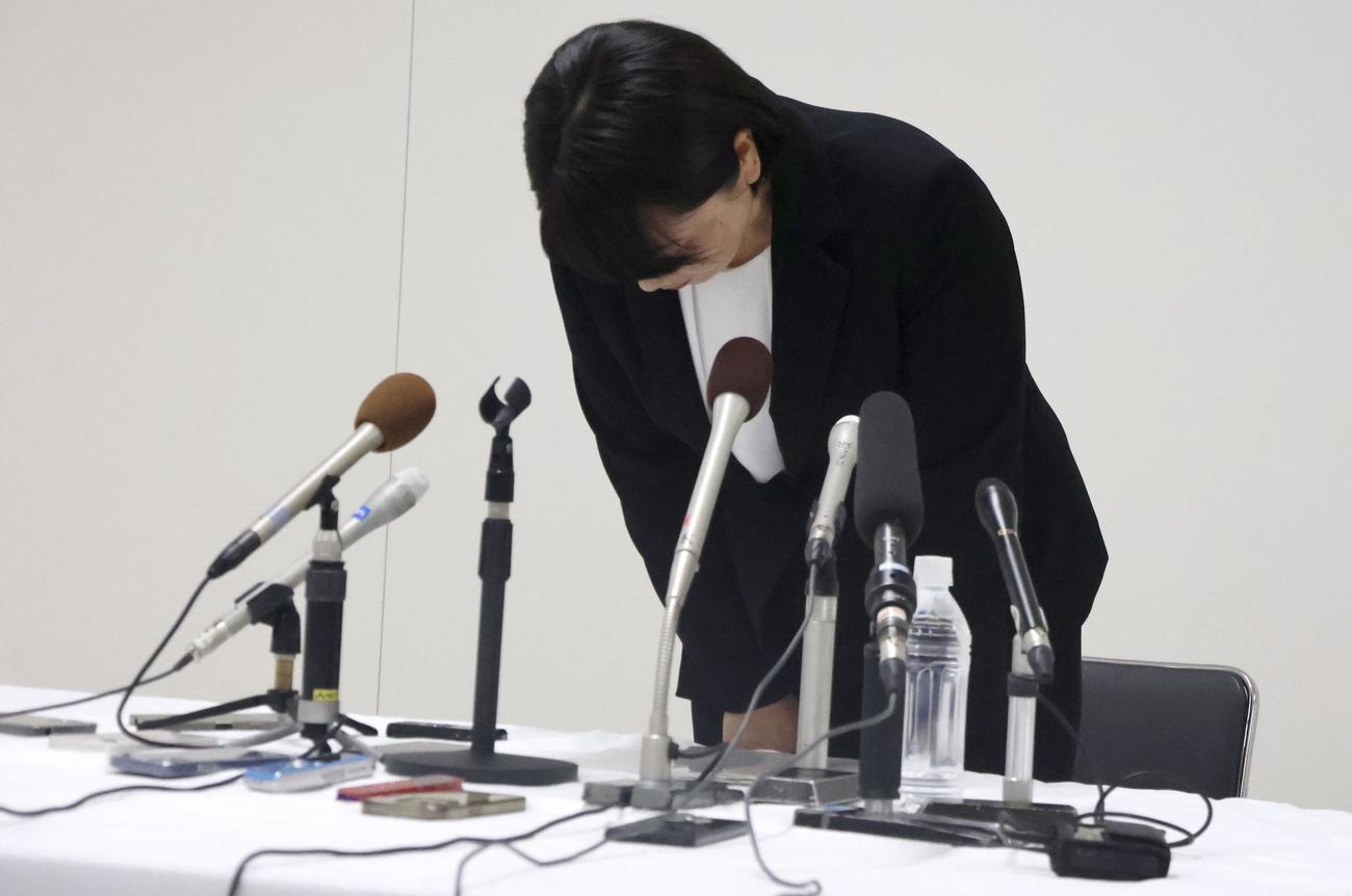 臨時記者会見で陳謝する前橋市の小川晶市長＝24日午後、前橋市（共同）