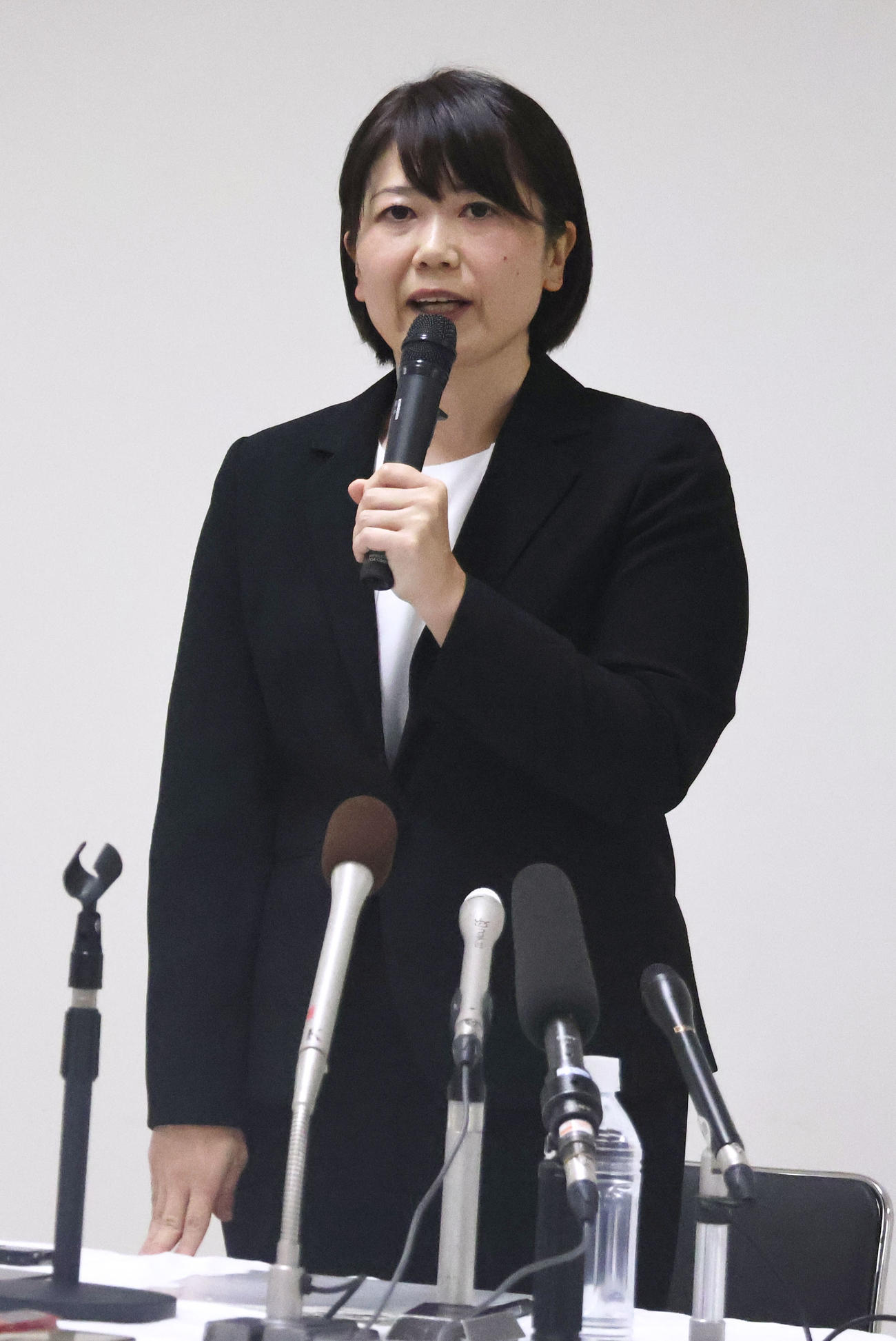 9月24日、臨時記者会見で説明する前橋市の小川晶市長（共同）