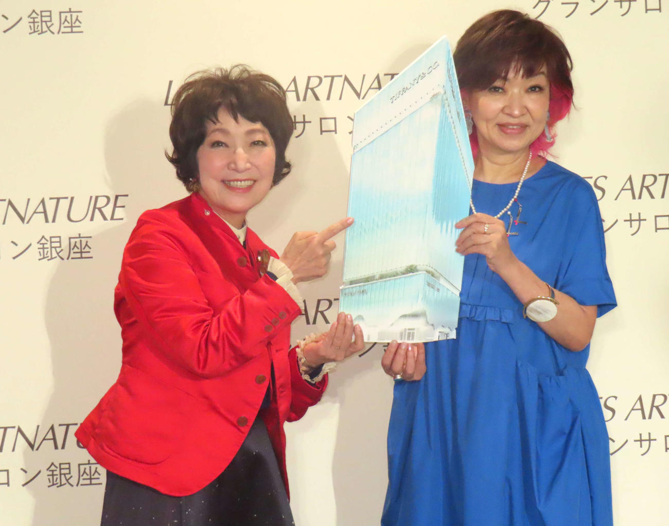 「グランサロン銀座」オープン記念イベントに登壇した森山良子（左）と清水ミチコ