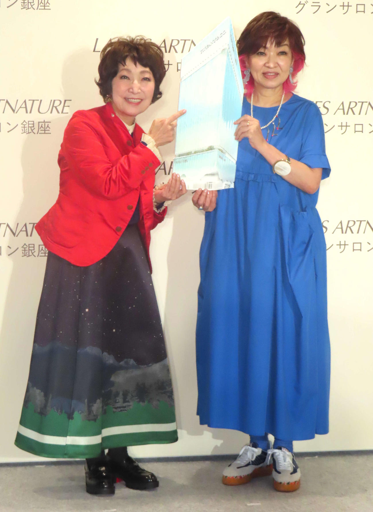 「グランサロン銀座」オープン記念イベントに登壇した森山良子（左）と清水ミチコ