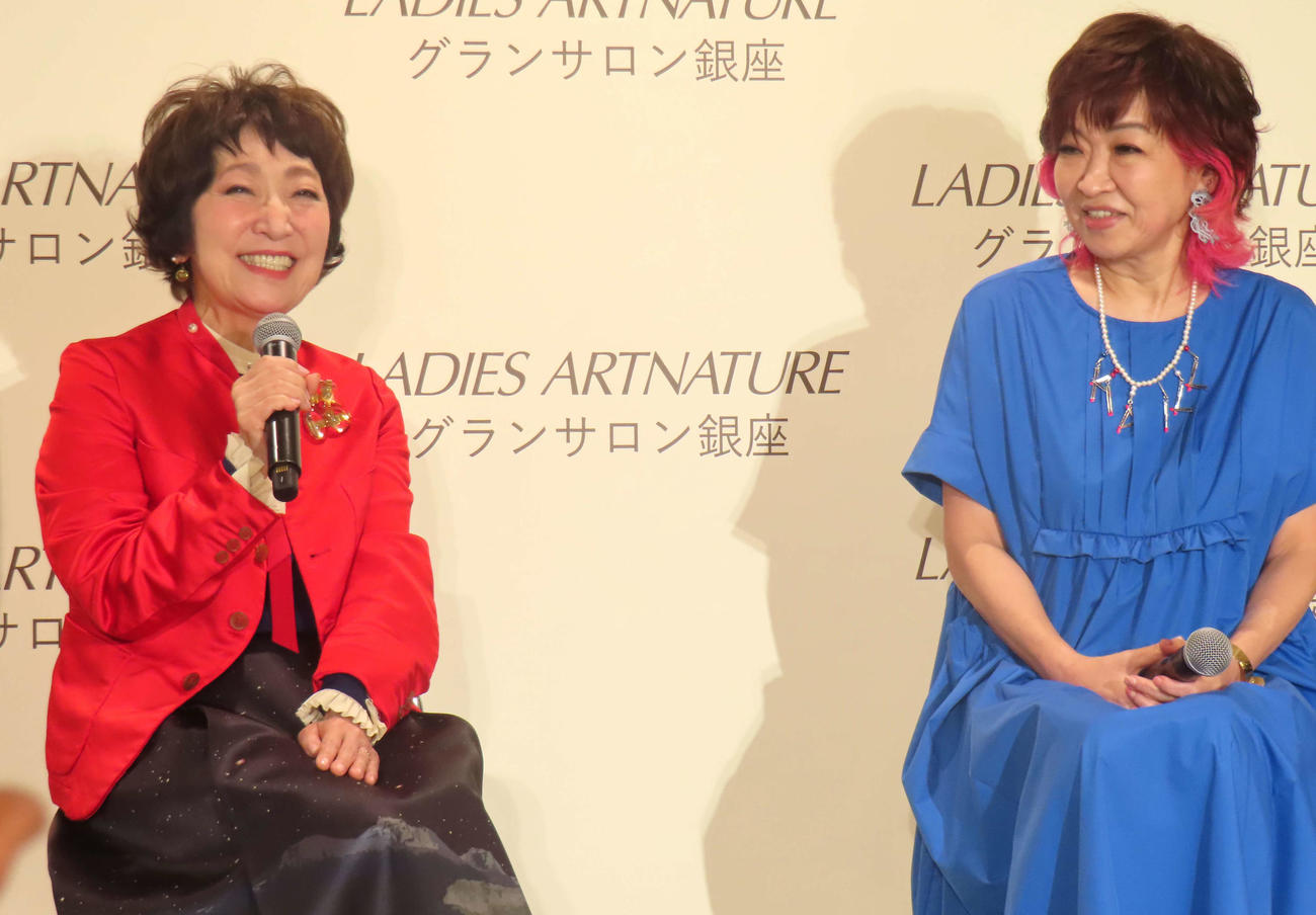 「グランサロン銀座」オープン記念イベントに登壇した森山良子（左）と清水ミチコ