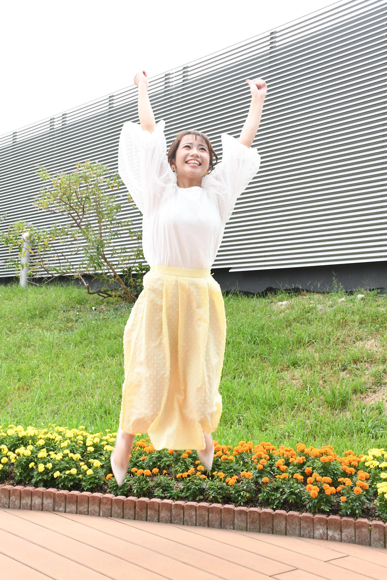 「newsおかえり」の新お天気リポーター就任が決まりジャンプする堀部真子さん（撮影・阪口孝志）