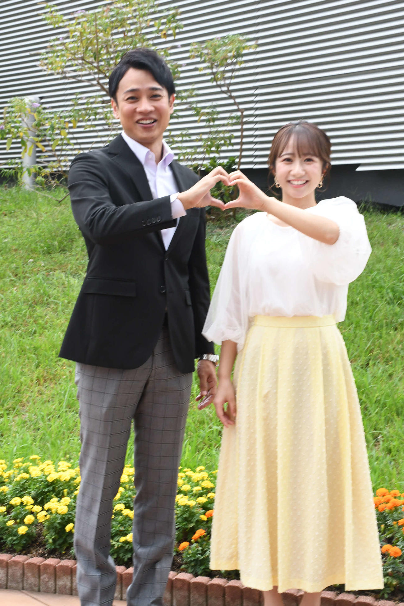 「newsおかえり」の新お天気リポーター就任が決まった堀部真子さん（右）と同番組のMC横山太一アナウンサー（撮影・阪口孝志）