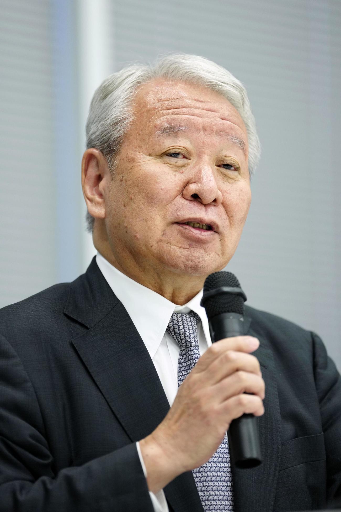 記者会見するJICAの田中明彦理事長。アフリカとの交流推進を目的とした「ホームタウン」事業の撤回を発表した（共同）