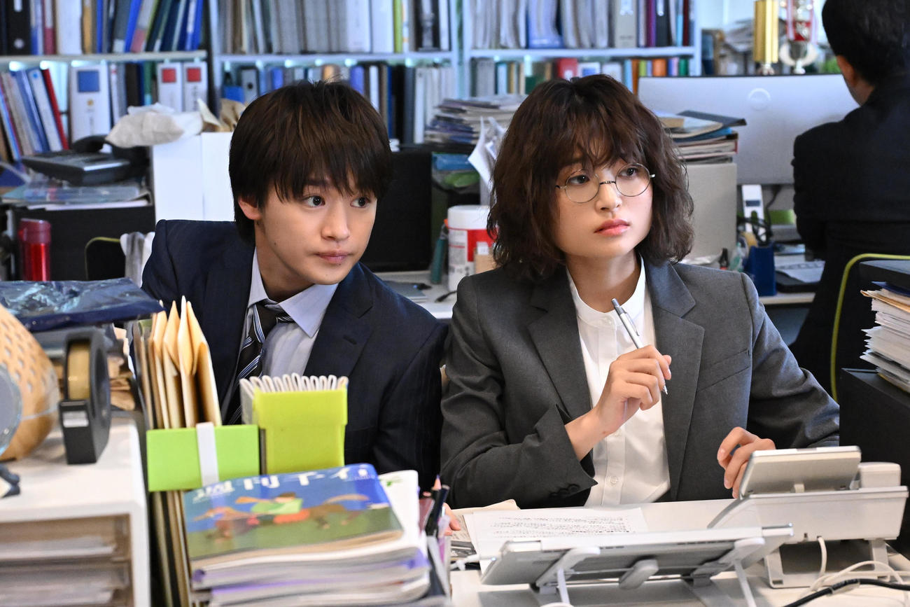 ドラマストリーム「スクープのたまご」に出演する奥山葵（右）と大倉空人