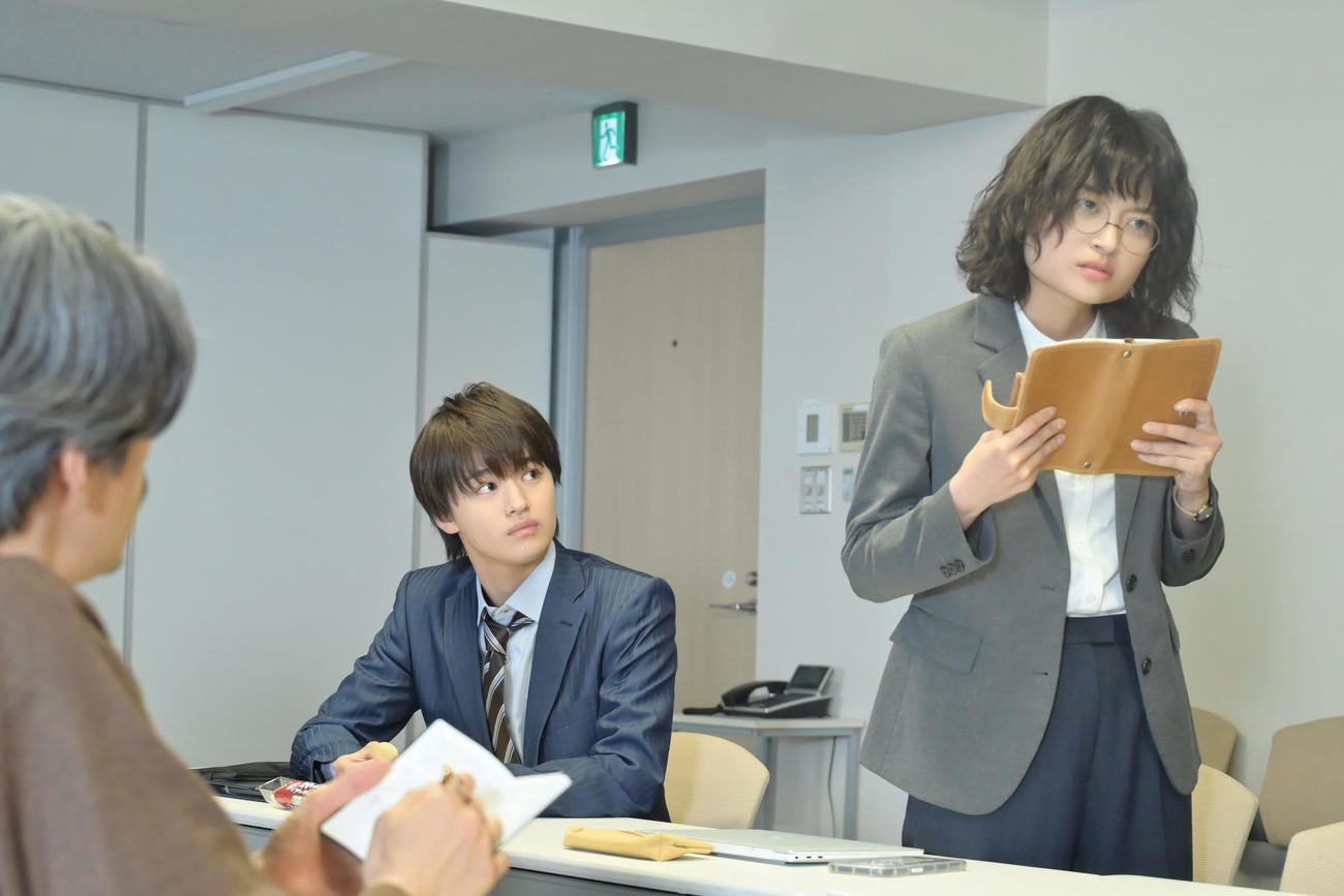 ドラマストリーム「スクープのたまご」に出演する奥山葵（右）と大倉空人