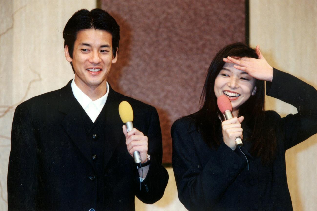 唐沢寿明、山口智子（1995年12月撮影）